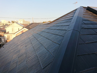 雨漏りを起こした天窓付きのスレート屋根