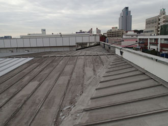 雨漏りを起こした商業施設の屋根