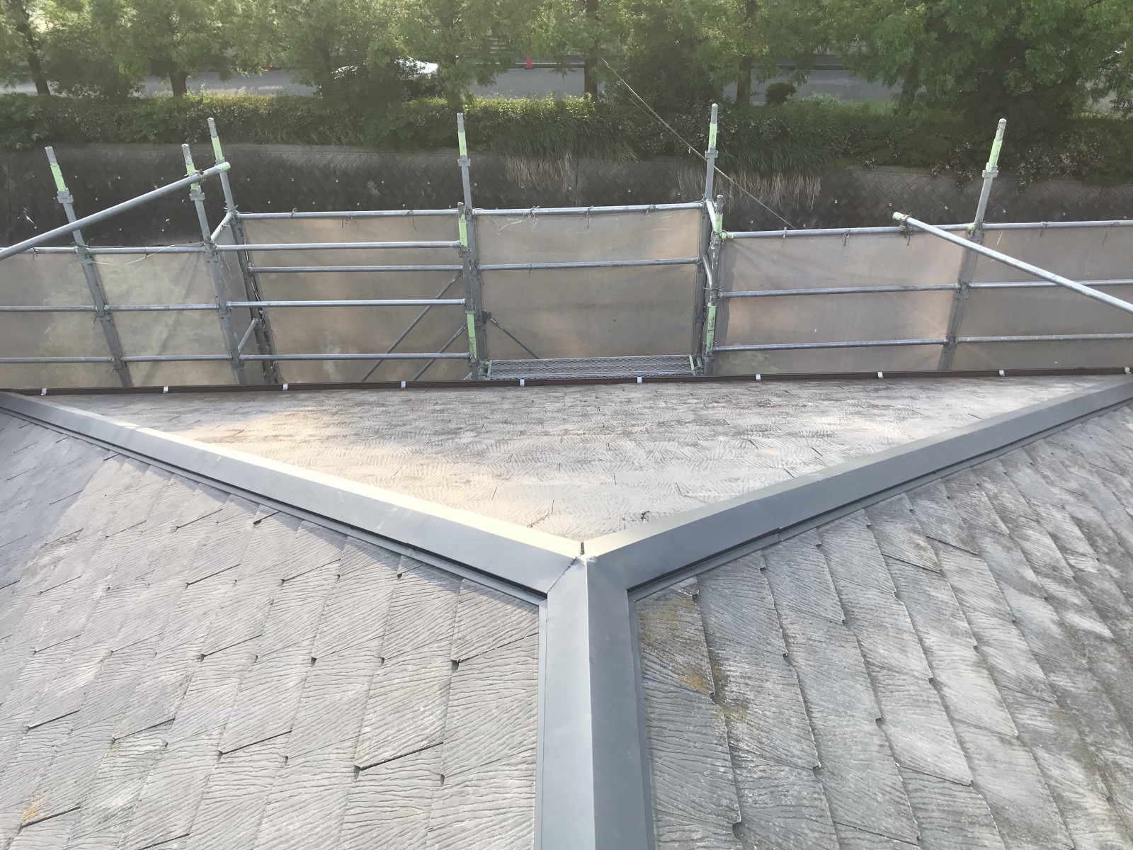 守山区でカラーベスト屋根の棟板金を交換した施工完了写真