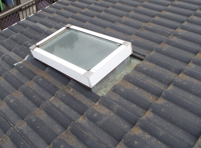 柏市片山で天窓の枠から雨漏りしている屋根の調査