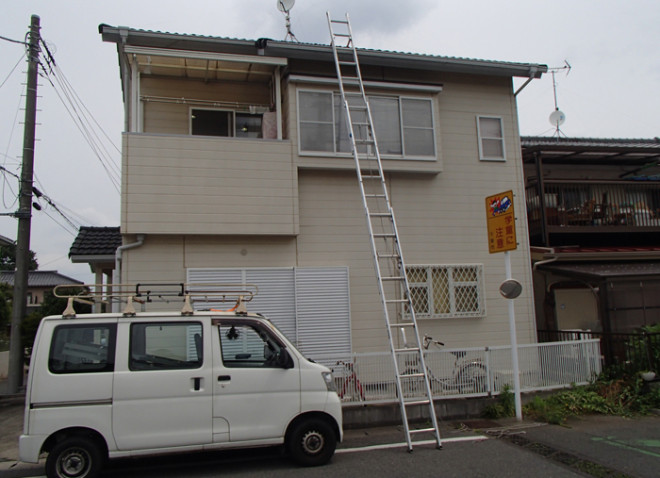 天窓の雨漏り調査ではしごを使用
