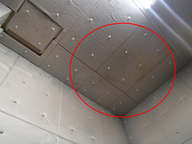 天井に雨漏りのシミ