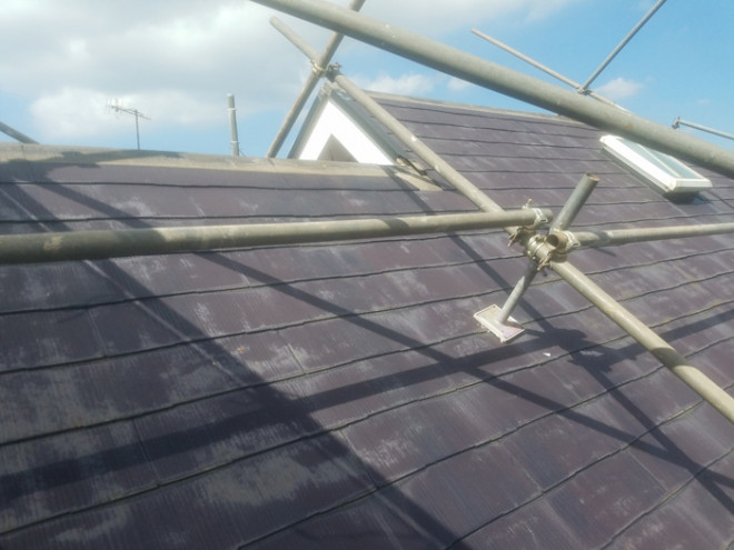 屋根カバー工法を行うスレート屋根