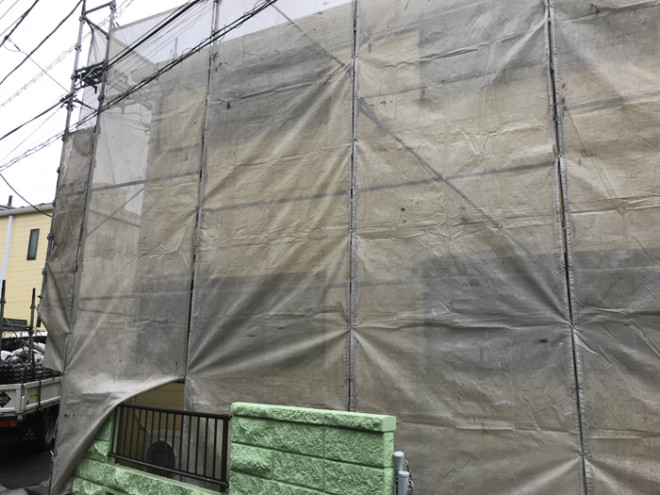 アパートの屋根葺き替え工事　足場とメッシュシート設置