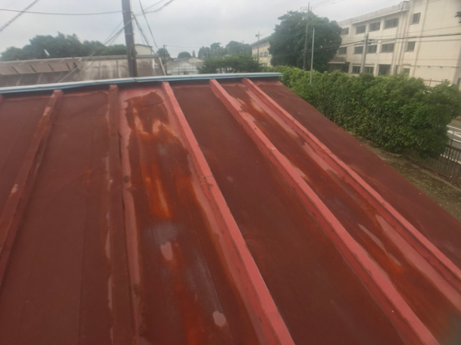 瓦棒屋根の雨漏り調査　屋根材が錆びている