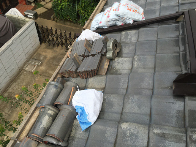 屋根葺き直し工事　瓦の取り外し