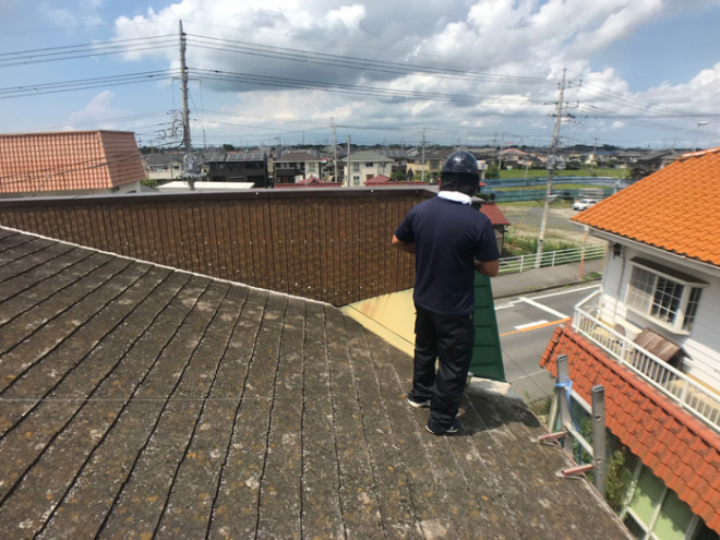 雨漏りしている屋根の散水試験