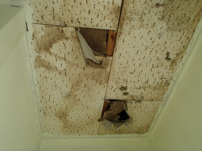 逗子市久木で中古住宅の雨漏り調査から棟の漆喰や瓦のズレを確認