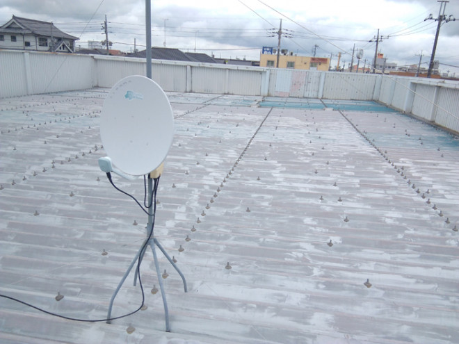 三浦市初声町入江の工場折半屋根でコーキング処理の箇所から雨漏り