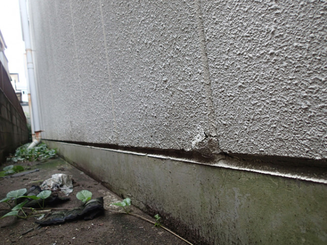 外壁の基礎付近から雨漏れしている