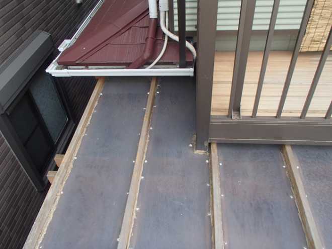 小金井市桜町でウッドデッキ用のポリカーボネートの屋根で雨漏りが発生