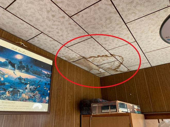 天井にできた雨漏り跡