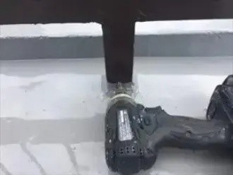 鉄骨製手すりの根元に水抜き穴作りの作業工程