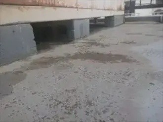 物置周囲に水たまりの跡