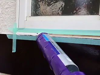 サッシの水切りをコーキングで補修