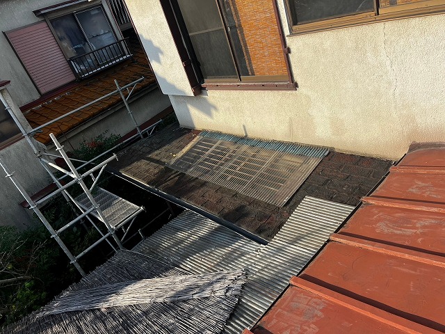 幸手市で納屋の雨漏り修理をお考えなら！ガルバリウム鋼板で下地腐食を徹底解決