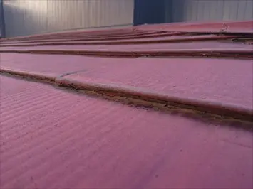 ガルバリウム鋼板の横葺き屋根には以前塗装した形跡がありました