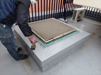 ドーム型天窓カバーを撤去外した後ガラス板周囲を囲う溝を清掃