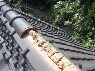 冠瓦が外れてしまっています