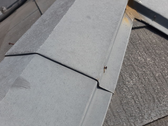 釘が浮き始めた棟板金