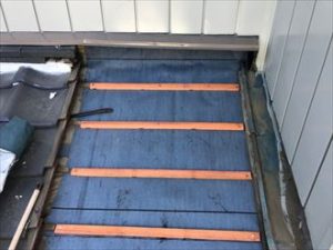 防水紙の上に瓦桟を取り付ける