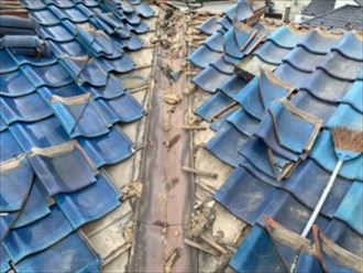 周りの瓦を剥がし、谷板金を交換