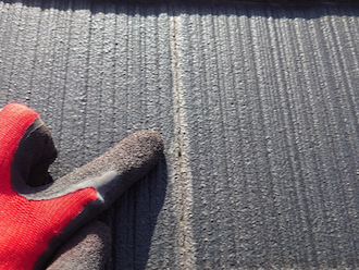 スレートの端に雨が溜まり変色してしまっている