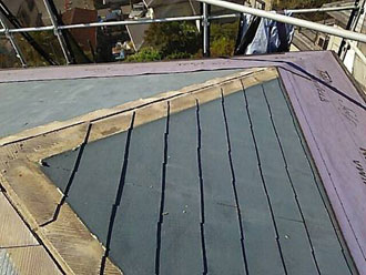 防水紙を貼っていきます