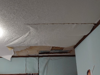 雨漏りでクロスが剥がれてしまっている