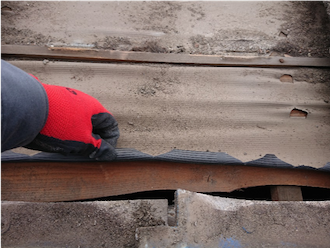 防水紙が破れている