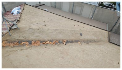 瓦卸し作業中です。清掃もしっかりと行います。