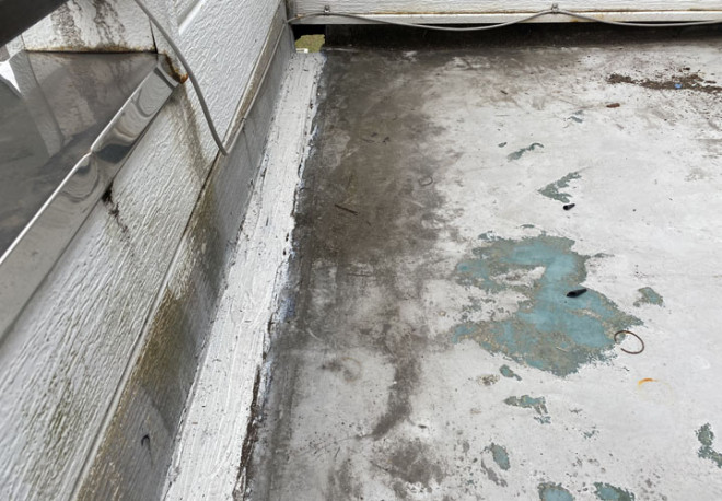 ベランダの床が劣化している様子