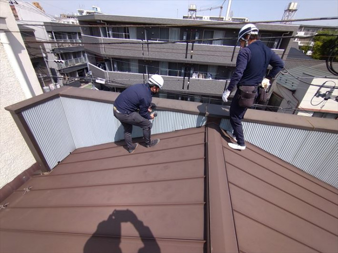 雨漏りの原因を突き止めるため詳細に調査