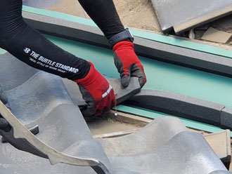 谷付近の瓦をもとに戻す