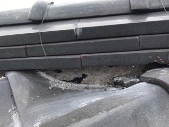 棟の漆喰詰め直し工事　漆喰を剥がして清掃