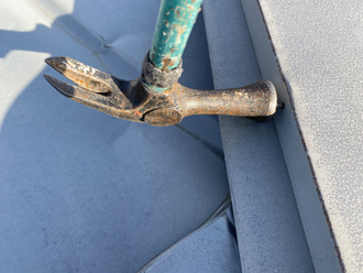 棟板金の釘を打ち直します