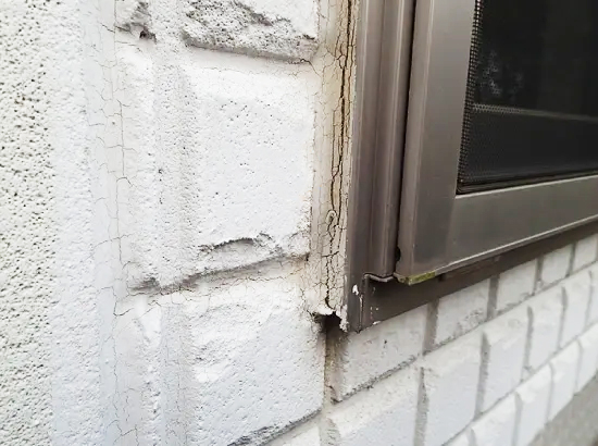 サッシ周りのコーキングがひび割れ、剥離しています