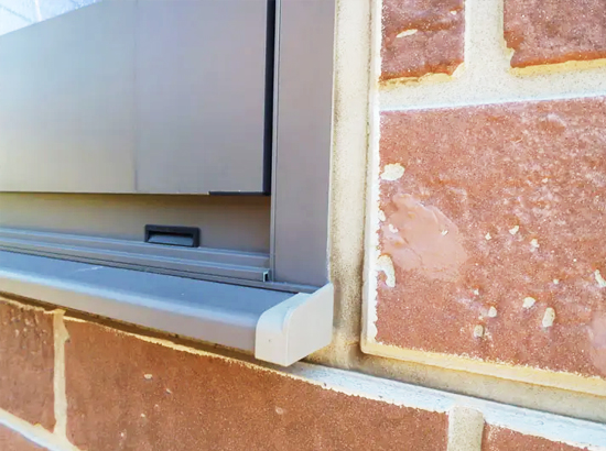 コーキングが黒ずみ、硬化