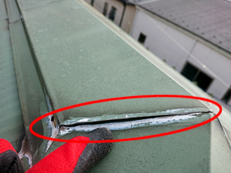 屋根の棟板金の継ぎ目のコーキングが劣化