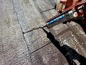 屋根材が割れた部分をコーキングで補修