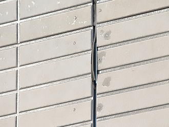 コーキングが剥がれています