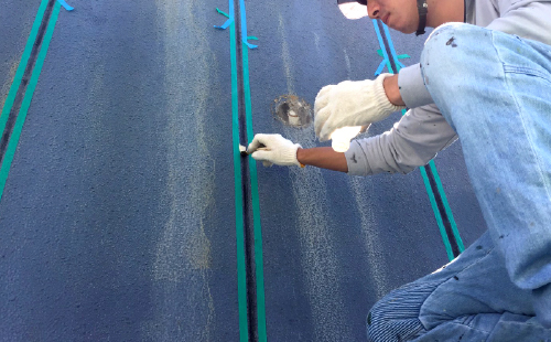 ALC外壁の目地をコーキングで補修