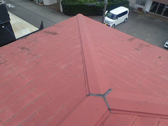 棟板金が浮き雨漏りを引き起こしていました