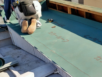 屋根葺き替え工事　防水紙設置