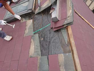 天窓周辺のスレートを剥がす