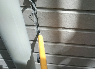 既存のシーリングを剥がす様子