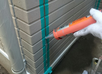 シーリングを充填する様子