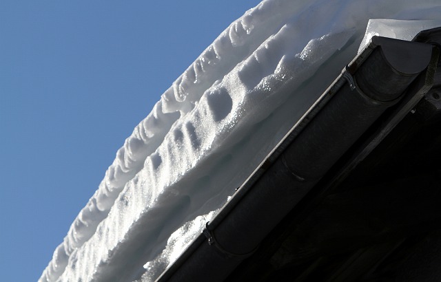 久喜市の皆様へ　屋根のトラブルを防ぐ雪による雨漏りの原因と対策