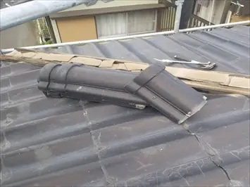 棟瓦（かわらU）を撤去