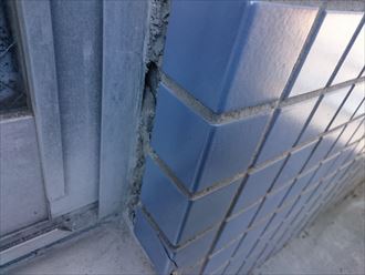 雨漏りを起こしたビルのタイル外壁